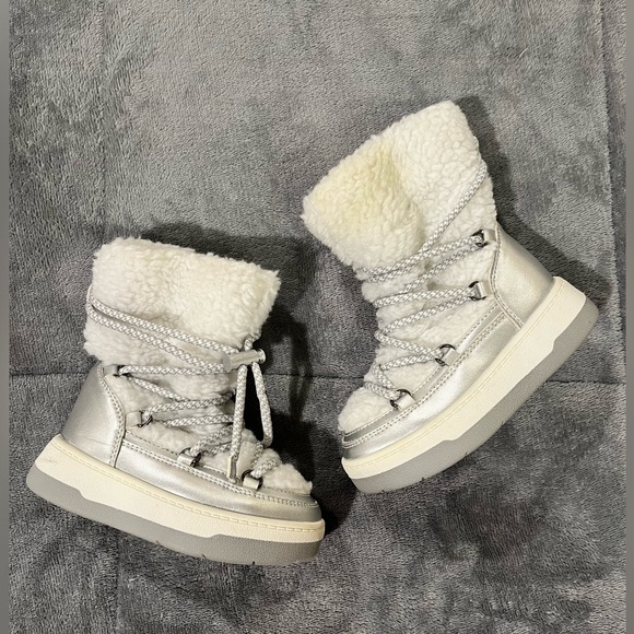 Little girls Snow Boots size 6 worn once silver + white faux Sherpa zipper - Picture 7 of 9